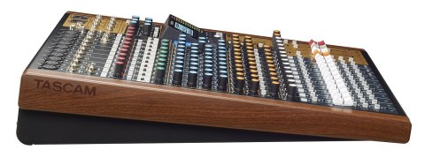 Tascam Model 16 - 14-kanałowy mikser analogowy z 16-ścieżkowym, cyfrowym rejestratorem Tascam Model 16 - 14-kanałowy mikser analogowy z 16-ścieżkowym, cyfrowym rejestratorem