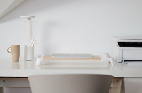 Nowoczesna lampka na biurko LED Activejet FUTURE biała z wbudowaną baterią akumulatorem wielokrotnego ładowania Nowoczesna lampka na biurko LED Activejet FUTURE biała z wbudowaną baterią akumulatorem wielokrotnego ładowania