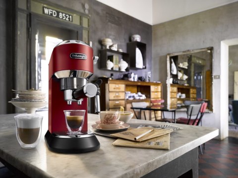 DeLonghi Ekspres kolbowy DeLonghi Dedica Style EC 685.R (1300W; kolor czerwony) (WYPRZEDAŻ) DeLonghi Ekspres kolbowy DeLonghi Dedica Style EC 685.R (1300W; kolor czerwony) (WYPRZEDAŻ)