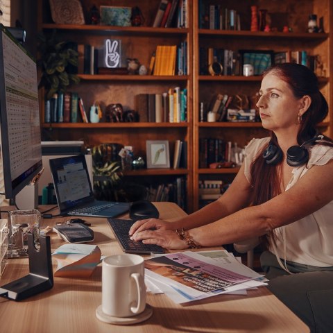 POLY Poly Zestaw słuchawkowy Voyager Focus 2 z certyfikatem Microsoft Teams USB-C-C + przejściówka USB-C/A + podstawka ładująca 9T9J6 POLY Poly Zestaw słuchawkowy Voyager Focus 2 z certyfikatem Microsoft Teams USB-C-C + przejściówka USB-C/A + podstawka ładująca 9T9J6