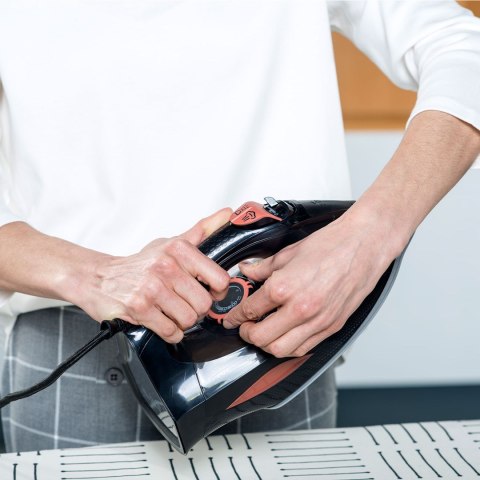 BLACK+DECKER Żelazko parowe Black+Decker BXIR3000E (3000W; czarny) BLACK+DECKER Żelazko parowe Black+Decker BXIR3000E (3000W; czarny)