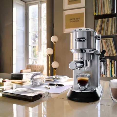 DeLonghi Ekspres kolbowy DeLonghi Dedica Style EC 685.M (1350W; kolor srebrny) (WYPRZEDAŻ) DeLonghi Ekspres kolbowy DeLonghi Dedica Style EC 685.M (1350W; kolor srebrny) (WYPRZEDAŻ)
