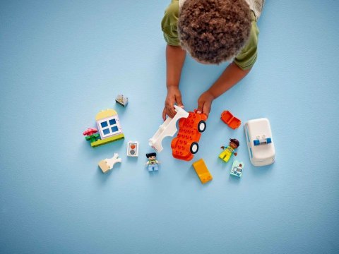 Lego LEGO DUPLO TOWN 10447 Karetka z kierowcą Lego LEGO DUPLO TOWN 10447 Karetka z kierowcą