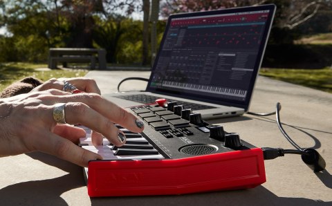 AKAI AKAI MPK MINI PLAY 3 - Mini klawiatura sterująca AKAI AKAI MPK MINI PLAY 3 - Mini klawiatura sterująca