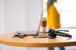 POLY Zestaw słuchawkowy Bluetooth Poly Voyager 4320 MS Teams Certified USB-A Headset with charge stand +BT700 dongle 77Z00AA