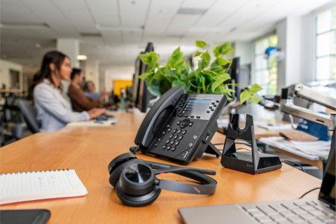 POLY Zestaw słuchawkowy Bluetooth Poly Voyager 4320 MS Teams Certified USB-A Headset with charge stand +BT700 dongle 77Z00AA