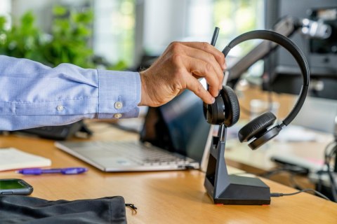 POLY Zestaw słuchawkowy Bluetooth Poly Voyager 4320 MS Teams Certified USB-A Headset with charge stand +BT700 dongle 77Z00AA