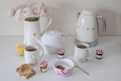 SMEG Czajnik elektryczny SMEG KLF04CREU kremowy (WYPRZEDAŻ) SMEG Czajnik elektryczny SMEG KLF04CREU kremowy (WYPRZEDAŻ)
