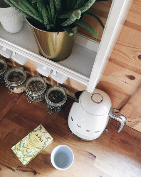 SMEG Czajnik elektryczny SMEG KLF04CREU kremowy (WYPRZEDAŻ) SMEG Czajnik elektryczny SMEG KLF04CREU kremowy (WYPRZEDAŻ)