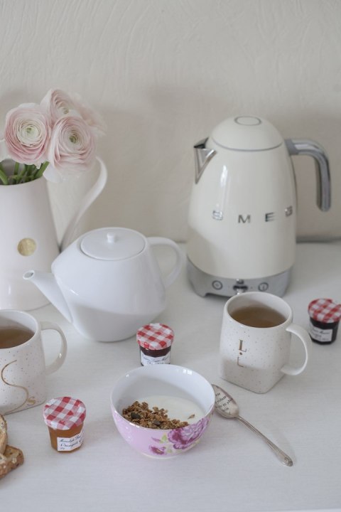 SMEG Czajnik elektryczny SMEG KLF04CREU kremowy (WYPRZEDAŻ) SMEG Czajnik elektryczny SMEG KLF04CREU kremowy (WYPRZEDAŻ)