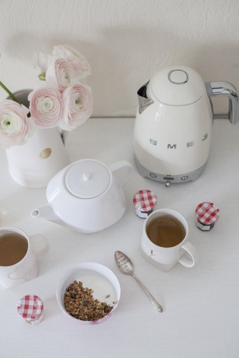 SMEG Czajnik elektryczny SMEG KLF04CREU kremowy (WYPRZEDAŻ) SMEG Czajnik elektryczny SMEG KLF04CREU kremowy (WYPRZEDAŻ)