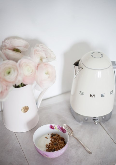 SMEG Czajnik elektryczny SMEG KLF04CREU kremowy (WYPRZEDAŻ) SMEG Czajnik elektryczny SMEG KLF04CREU kremowy (WYPRZEDAŻ)