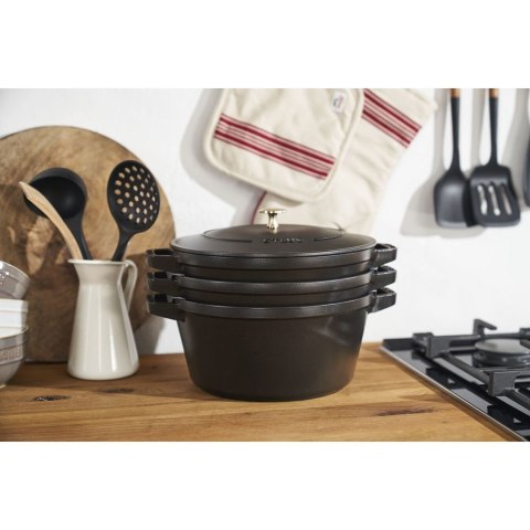 Zestaw 3 naczyń żeliwnych z pokrywką STAUB 40508-386-0 - czarny 24 cm (WYPRZEDAŻ) Zestaw 3 naczyń żeliwnych z pokrywką STAUB 40508-386-0 - czarny 24 cm (WYPRZEDAŻ)
