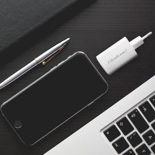 Qoltec QOLTEC ŁADOWARKA SIECIOWA 65W GAN ULTRA | 5-20V | 2.25-3.25A | 1 X USB TYP C PD | 1 X USB QC 3.0 | BIAŁA