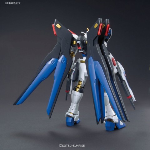 BANDAI Figurka kolekcjonerska Bandai HGCE 1/144 ZGMF-X20A STRIKE FREEDOM GUNDAM BANDAI Figurka kolekcjonerska Bandai HGCE 1/144 ZGMF-X20A STRIKE FREEDOM GUNDAM