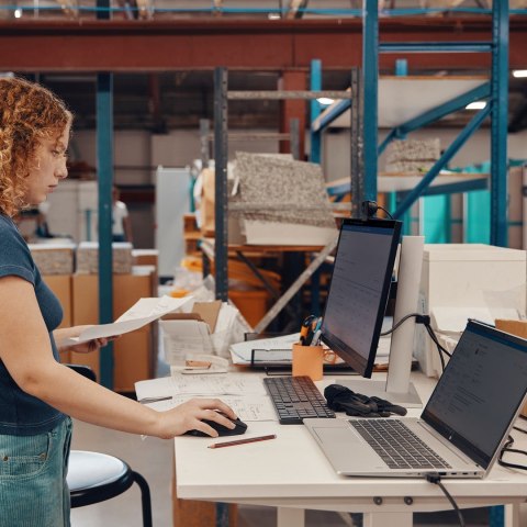 Hewlett-Packard HP ProBook 450 G10 i5-1334U 15,6"FHD AG 400nit 100%sRGB IPS 16GB SSD512 IrisXe ALU BLKB 51Wh Win11 2Y OnSite Pike Silver TCO