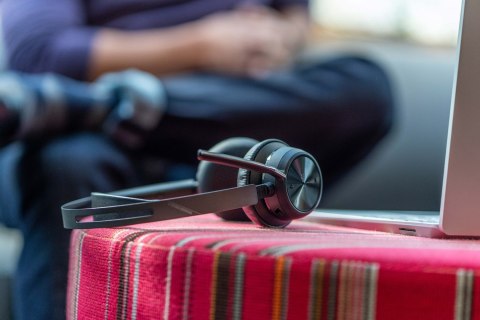 POLY Poly Zestaw słuchawkowy Voyager Focus 2 z certyfikatem Microsoft Teams USB-C-C + przejściówka USB-C/A + podstawka ładująca 9T9J6