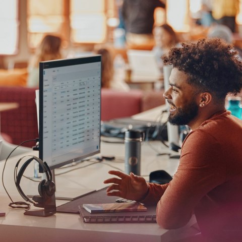 POLY Poly Zestaw słuchawkowy Voyager Focus 2 z certyfikatem Microsoft Teams USB-C-C + przejściówka USB-C/A + podstawka ładująca 9T9J6