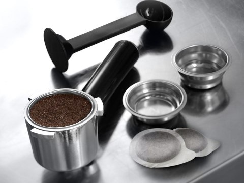 DeLonghi Ekspres kolbowy DeLonghi Dedica Style EC 685.R (1300W; kolor czerwony) (WYPRZEDAŻ)