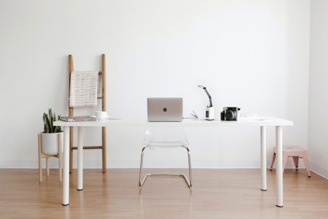 Activejet Nowoczesna lampka na biurko LED Activejet TECHNIC biała z wyświetlaczem LED (data, godzina, budzik) składana