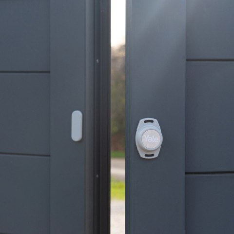 Yale Inteligentny sterownik do bram 1x Smart Opener , 1x Door Position Sensor, 2x Dodatkowy kabel, 2x Taśma instalacyjna Yale Inteligentny sterownik do bram 1x Smart Opener , 1x Door Position Sensor, 2x Dodatkowy kabel, 2x Taśma instalacyjna
